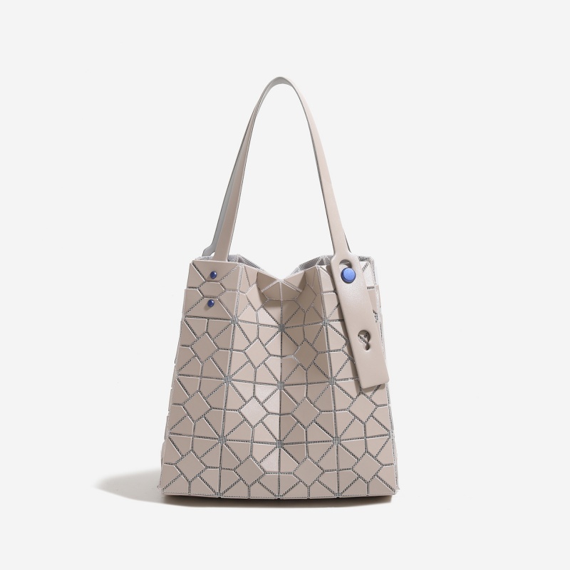 حقيبة يد عصرية بتصميم هندسي ما - مراجعة Women Bags 2026 Trends وسعره