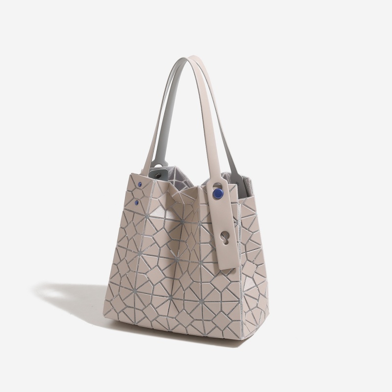 حقيبة يد عصرية بتصميم هندسي ما - مراجعة Women Bags 2026 Trends وسعره